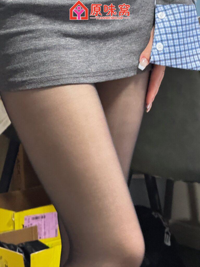 包臀裙配黑丝去逛街，给路过的小哥哥馋的不要不要的+QQ3754755764-原味袜子小窝-原味窝官方-原味窝